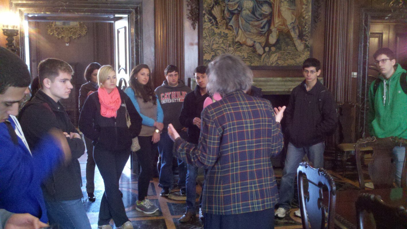 The tour guide at The Society of the Cincinnato describes to students that the society was founded by Continental Army and French officers at the end of the American Revolution.